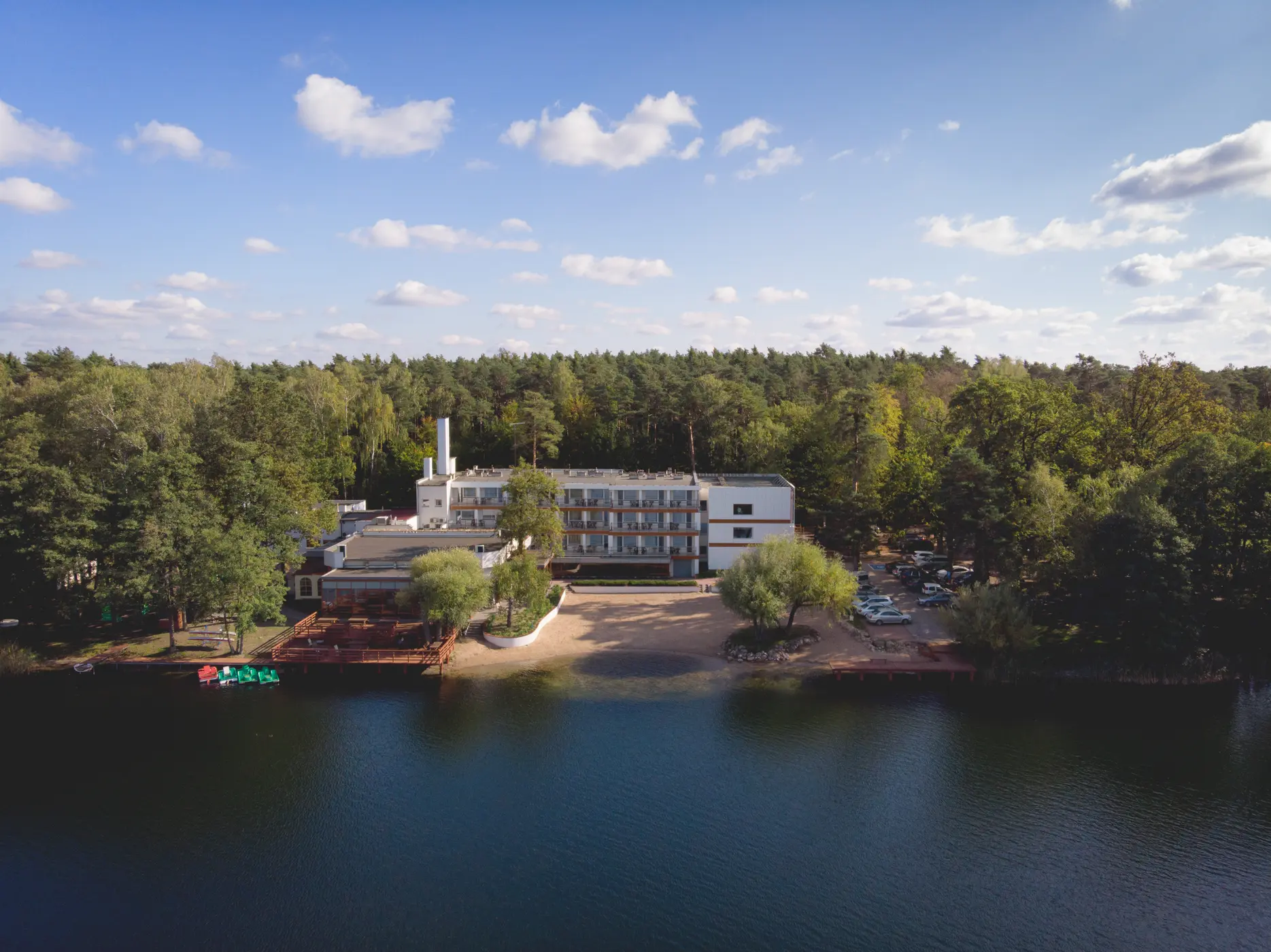 Widok z lotu ptaka na Hotel Biały i Jezioro Białe