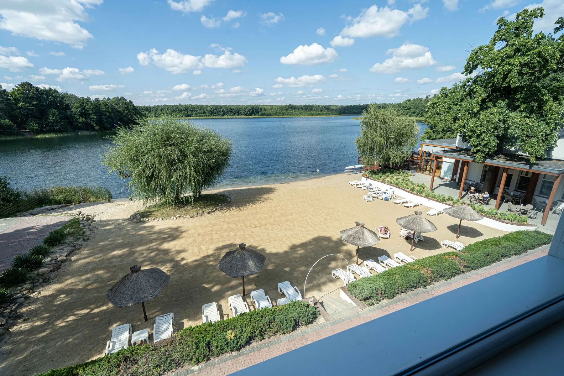 Widok na jezioro z hotelu
