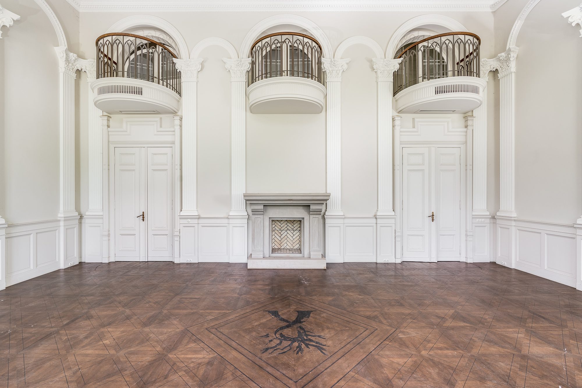 Sala balowa z trzema gotyckimi balkonami