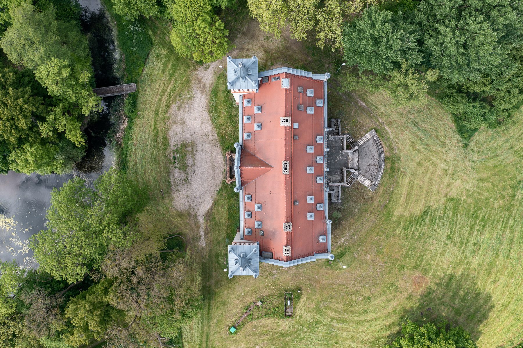 Widok z lotu ptaka na taras i schody pałacu
